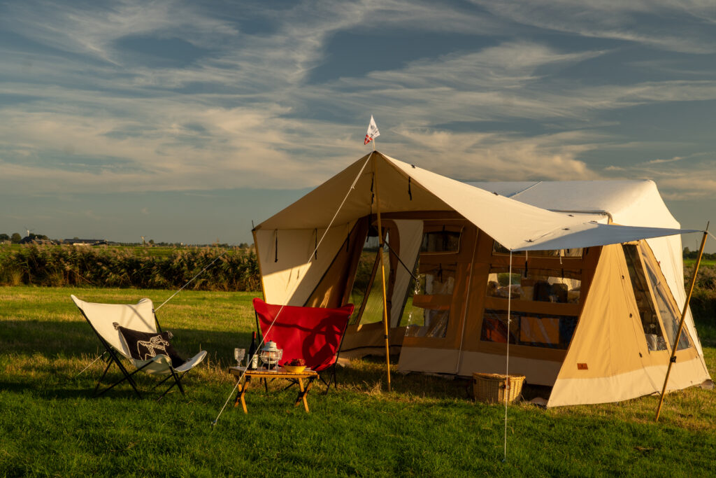 Ein FLEXI® Faltcaravan geschlossen mit Beschriftung FLEXI